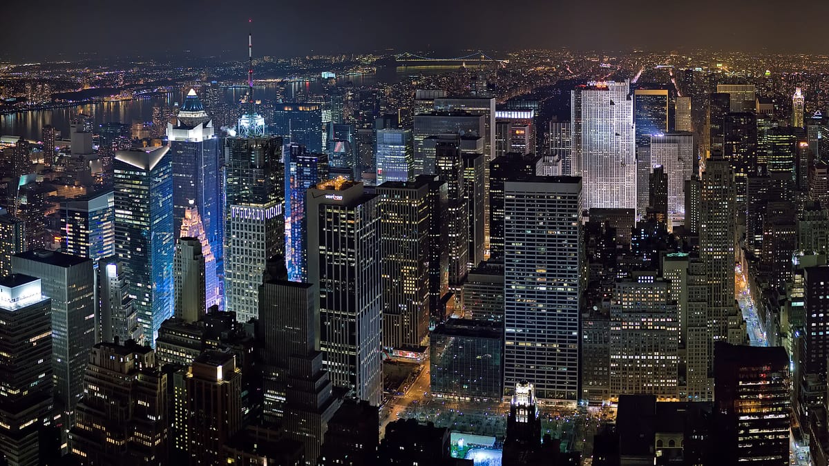 Vista nocturna del centro de Manhattan en Nueva York