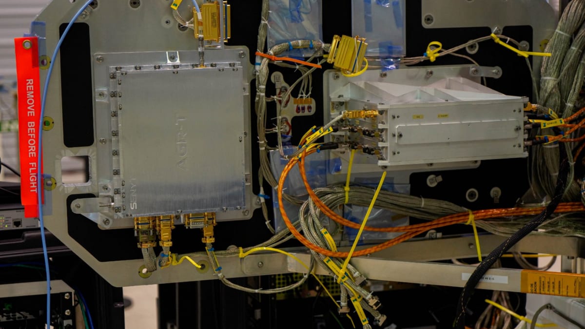 Técnicos integran el receptor AGR-T del satélite SABIA-Mar