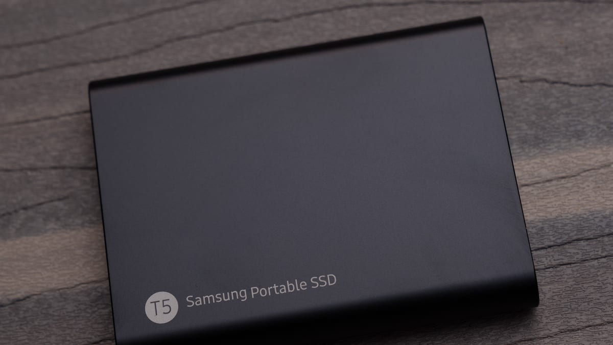 SSD externo Samsung T5, de una generación anterior a P9 y P7. Imagen de archivo.