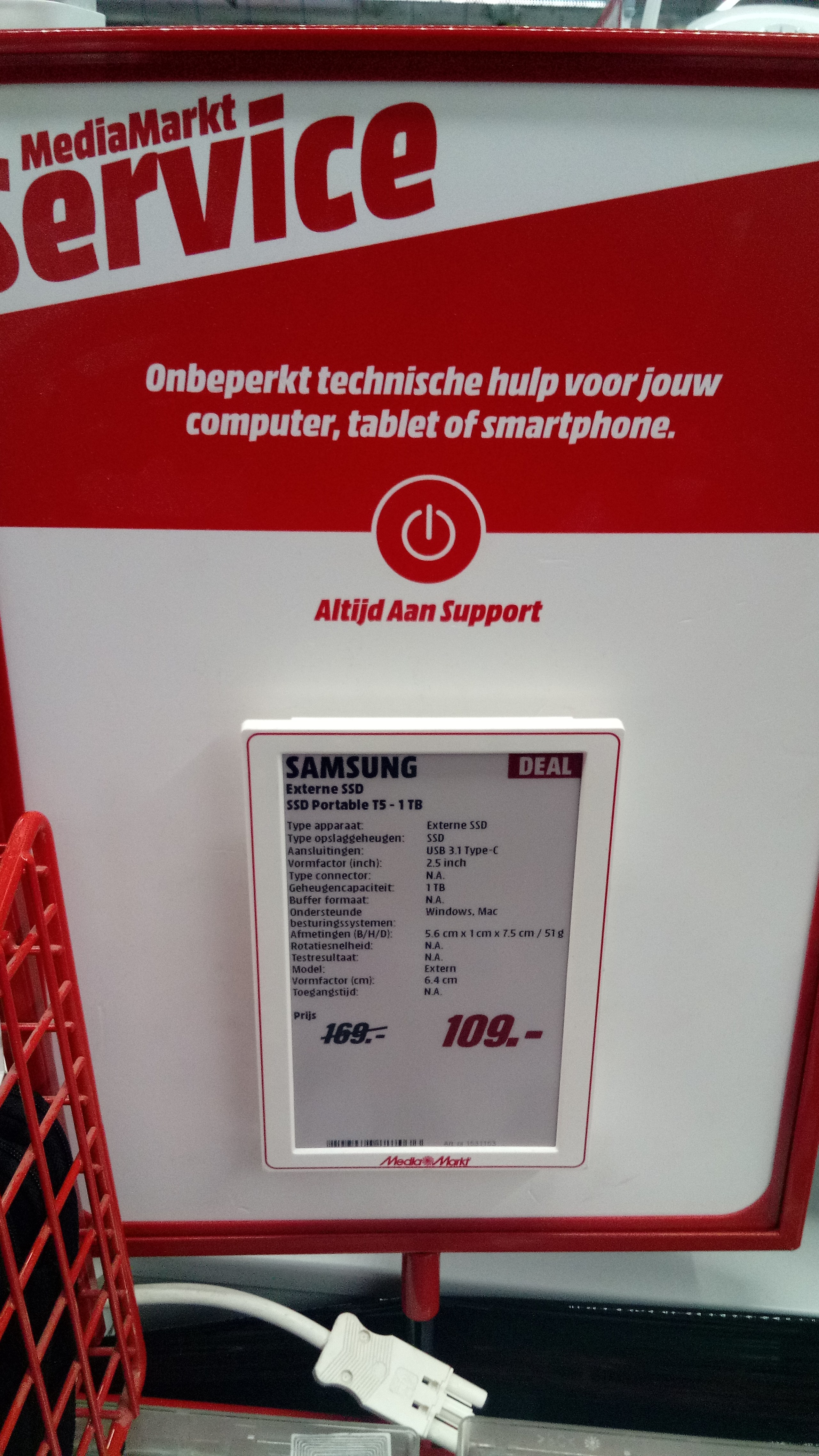Exhibidor comercial de Samsung T5 fotografiado en Rotterdam en 2020.