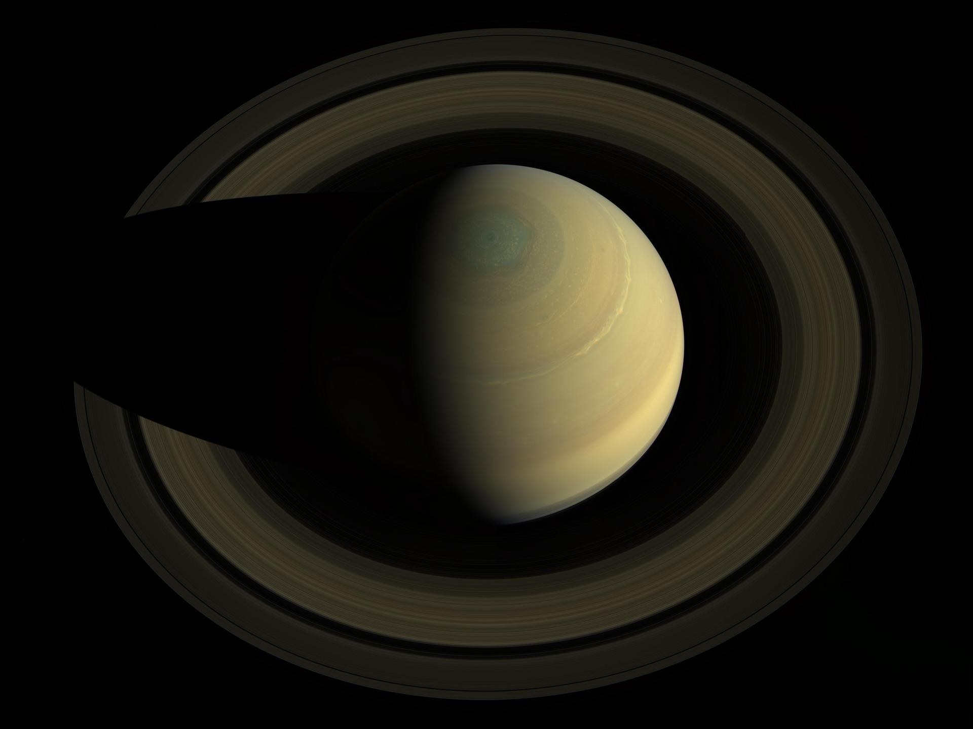 Hexágono del polo norte de Saturno observado por Cassini en 2013. Imagen de archivo para comparar con el decágono austral.