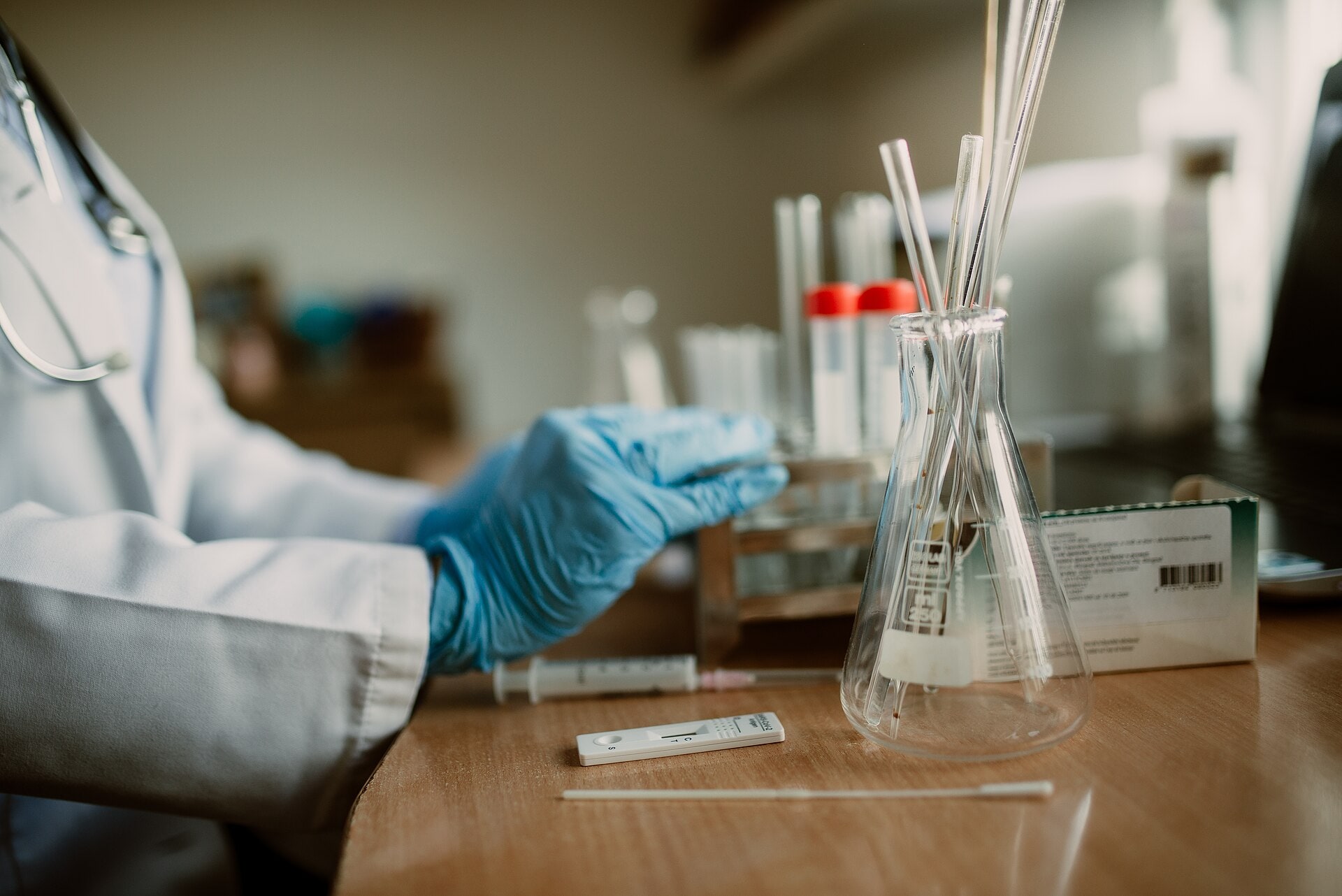 Investigadora trabajando en un laboratorio argentino