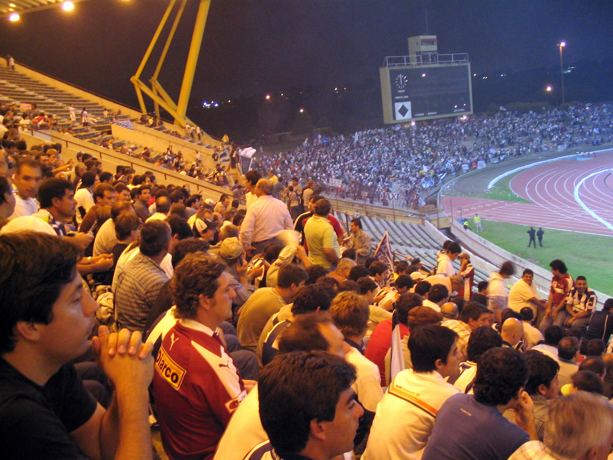 Partido de fútbol disputado en el estadio Kempes
