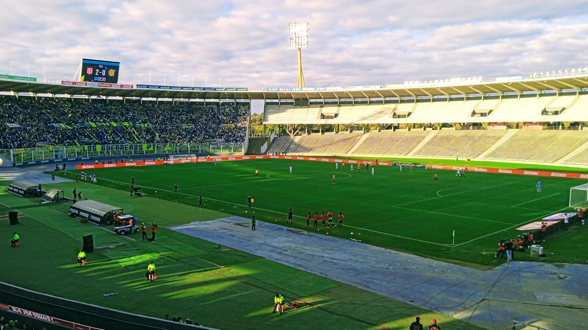 Estadio Mario Alberto Kempes durante un partido de fútbol