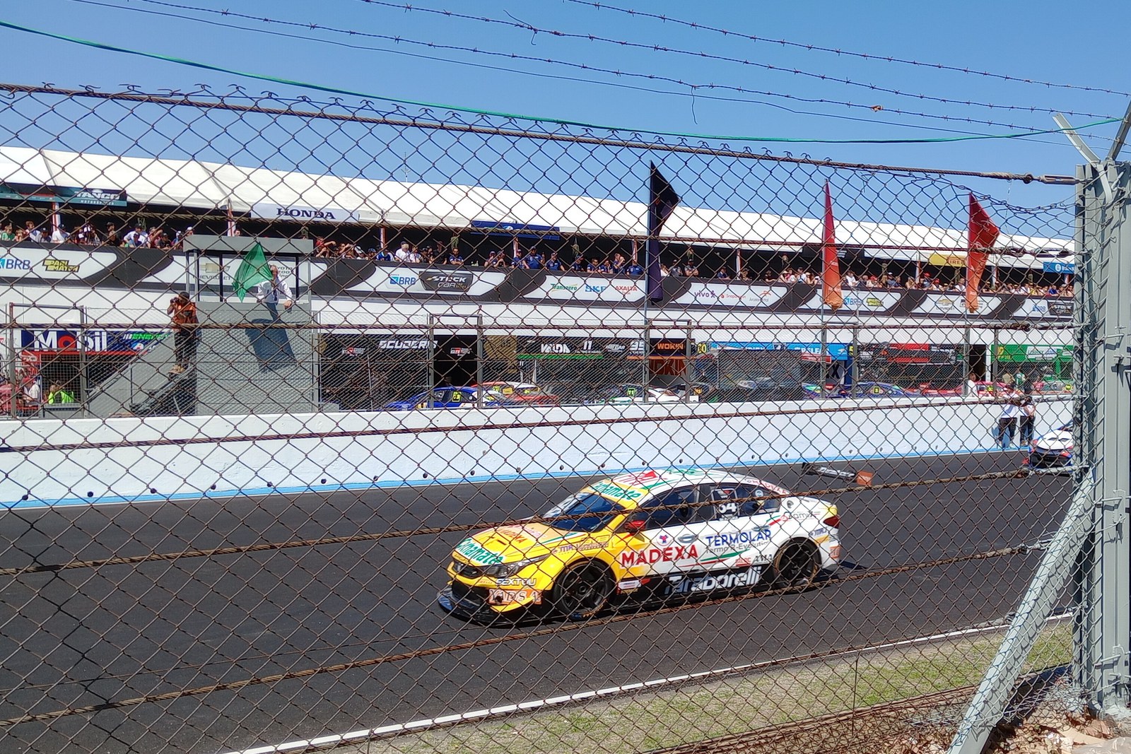 Vehículos del TC2000 en pista durante una competencia