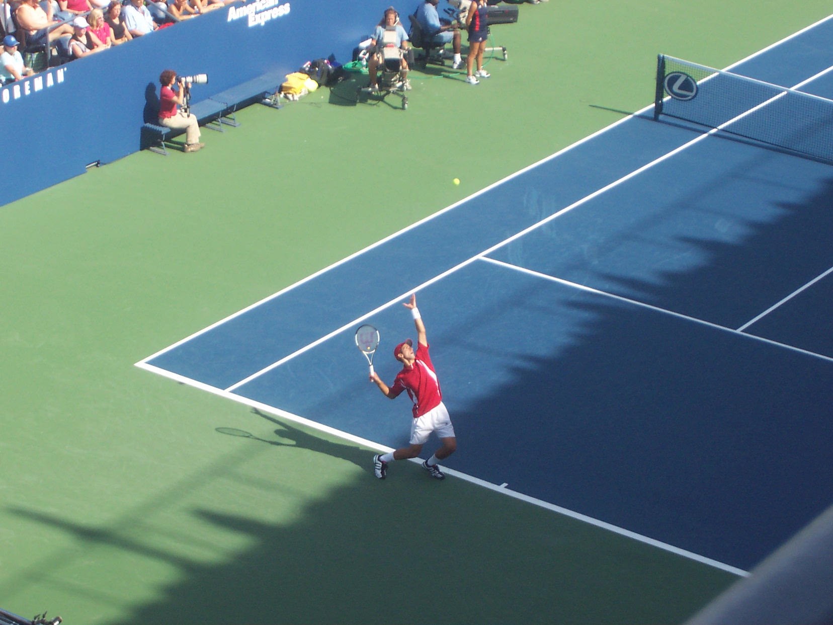 Novak Djokovic juega en el US Open