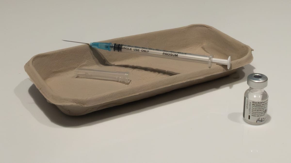 Vial de vacuna y jeringa exhibidos en el Museo de Ciencias de Londres