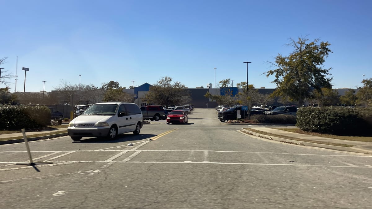 Exterior real de una tienda Walmart en Estados Unidos