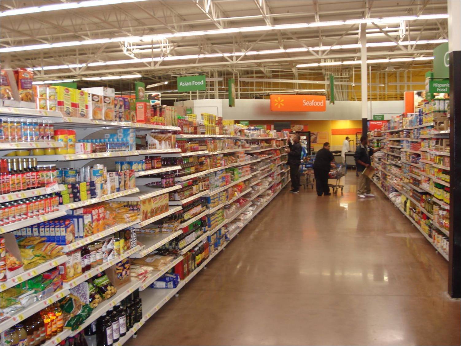 Pasillo real de alimentos dentro de una tienda Walmart