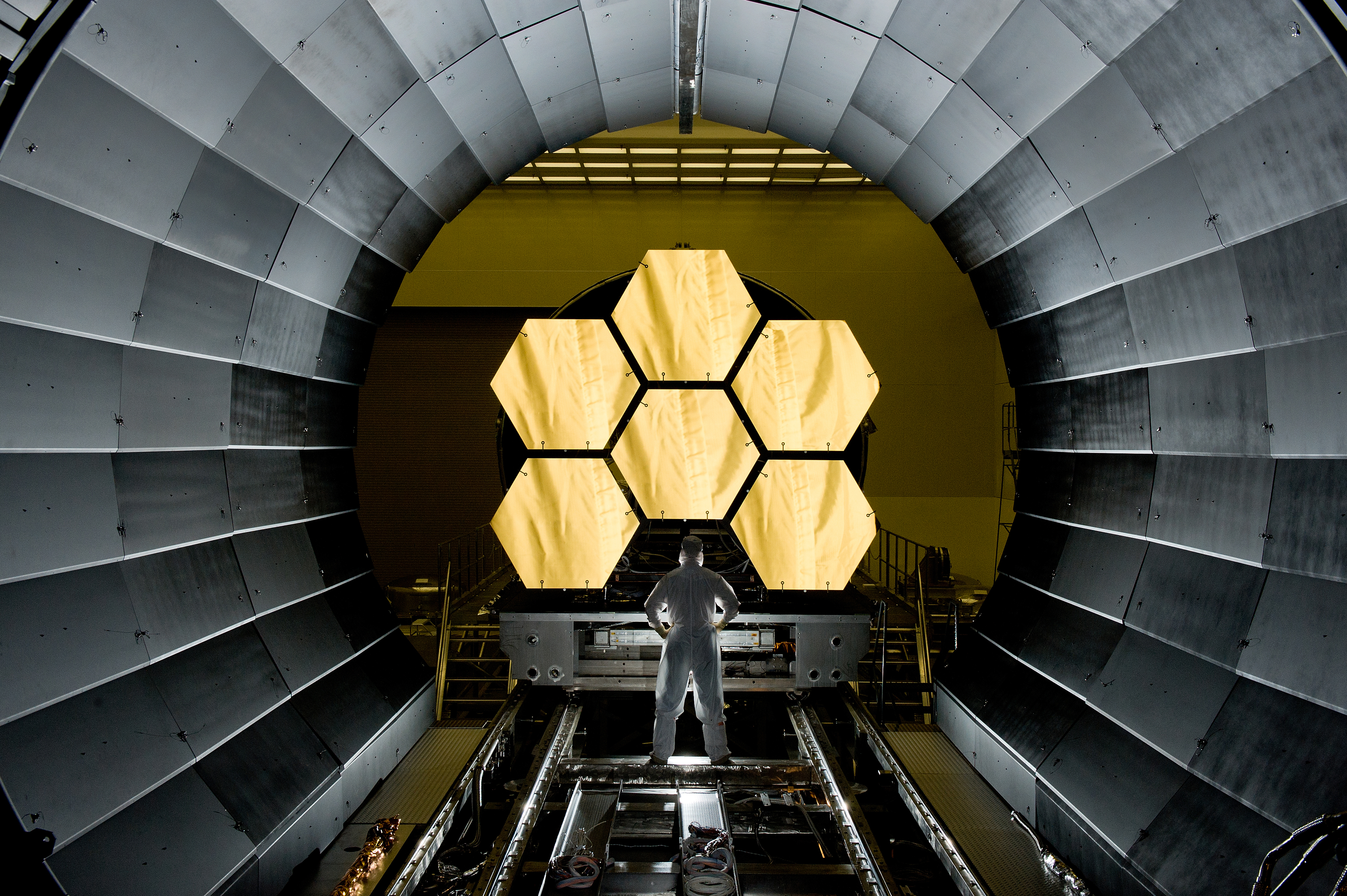 Segmentos hexagonales del espejo principal del telescopio Webb