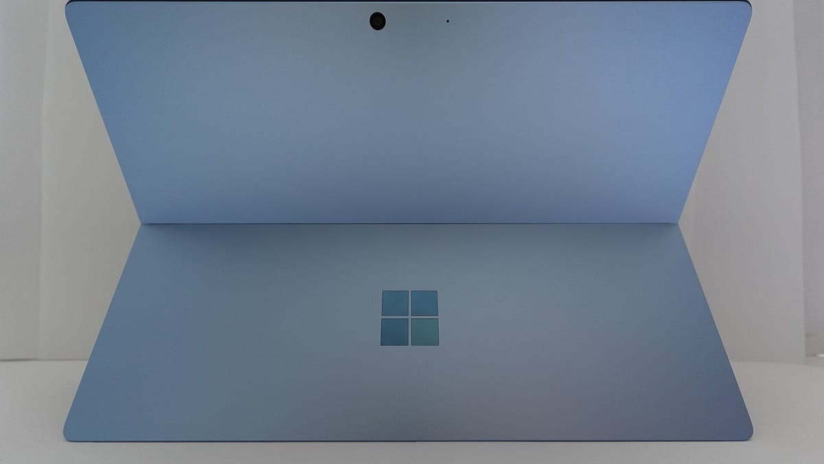 Computadora portátil Microsoft Surface sobre una mesa