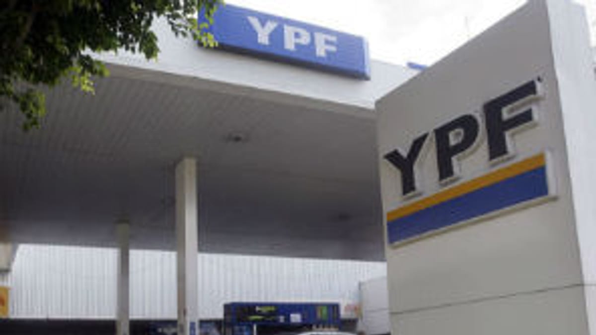 Sector de combustibles de YPF frente al Aeroparque Jorge Newbery